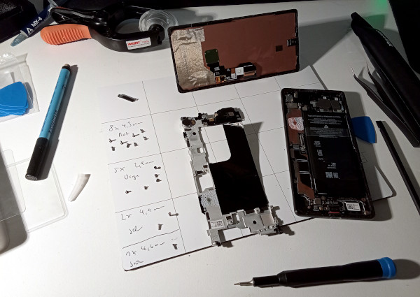 Geöffnetes Google Pixel 6a